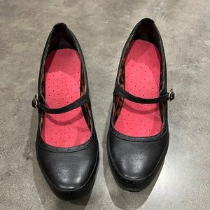 Clarks healed dress shoes